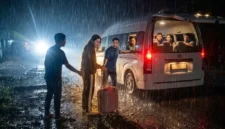Ilustrasi - Sopir Travel Turunkan Penumpang. Gemini