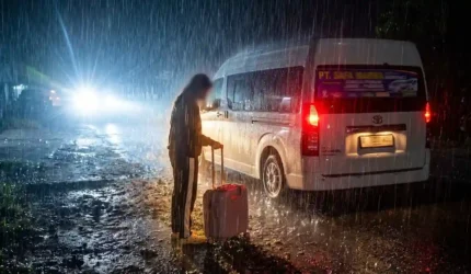 Travel SM Turunkan Penumpang Perempuan di Tepi Jalan Saat Hujan