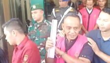Salah seorang terdakwa saat dilakukan penahanan oleh Kejari Sungai Penuh.