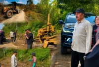 Kolase - Bupati Kerinci Monadi, didampingi Kadis PUPR Maya Novefri Handayani, saat Meninjau Progres Pemeliharaan Jalan Selampaung – Masgo.