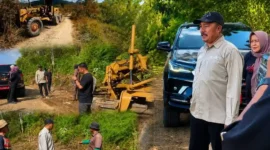Kolase - Bupati Kerinci Monadi, didampingi Kadis PUPR Maya Novefri Handayani, saat Meninjau Progres Pemeliharaan Jalan Selampaung – Masgo.