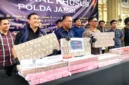 Direktur Reskrimsus Polda Jambi Kombes Pol Taufik Nurmandia menunjukkan barang bukti yang diamankan dari pengungkapan kasus pembobolan dana nasabah Bank Jambi. (Metrojambi.com)
