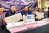 Direktur Reskrimsus Polda Jambi Kombes Pol Taufik Nurmandia menunjukkan barang bukti yang diamankan dari pengungkapan kasus pembobolan dana nasabah Bank Jambi. (Metrojambi.com)