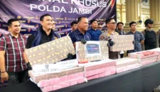 Direktur Reskrimsus Polda Jambi Kombes Pol Taufik Nurmandia menunjukkan barang bukti yang diamankan dari pengungkapan kasus pembobolan dana nasabah Bank Jambi. (Metrojambi.com)