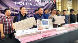 Direktur Reskrimsus Polda Jambi Kombes Pol Taufik Nurmandia menunjukkan barang bukti yang diamankan dari pengungkapan kasus pembobolan dana nasabah Bank Jambi. (Metrojambi.com)