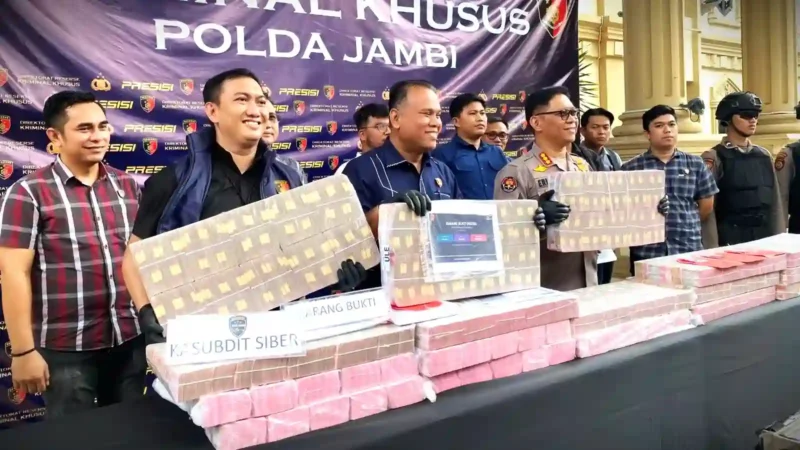 Direktur Reskrimsus Polda Jambi Kombes Pol Taufik Nurmandia menunjukkan barang bukti yang diamankan dari pengungkapan kasus pembobolan dana nasabah Bank Jambi. (Metrojambi.com)
