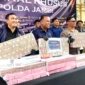 Direktur Reskrimsus Polda Jambi Kombes Pol Taufik Nurmandia menunjukkan barang bukti yang diamankan dari pengungkapan kasus pembobolan dana nasabah Bank Jambi. (Metrojambi.com)