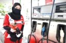 Petugas SPBu sedang melakukan pengisian BBM ke kendaraan.