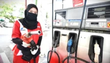 Petugas SPBu sedang melakukan pengisian BBM ke kendaraan.