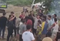 Tangkapan Layar - Warga Kepung dan Halau Polisi dari Area Tambang.