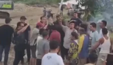 Tangkapan Layar - Warga Kepung dan Halau Polisi dari Area Tambang.