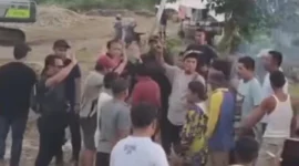 Tangkapan Layar - Warga Kepung dan Halau Polisi dari Area Tambang.