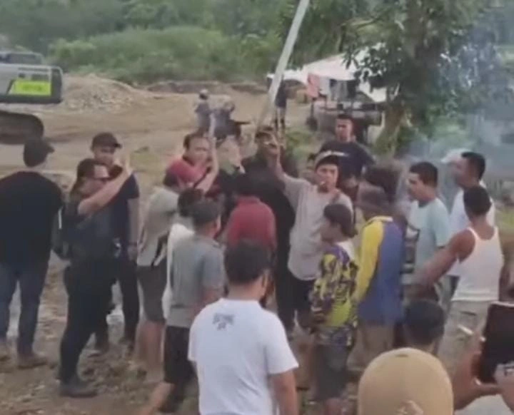 Tangkapan Layar - Warga Kepung dan Halau Polisi dari Area Tambang.