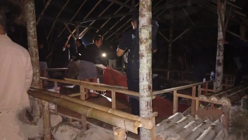 Petugas Gabungan Polres Kerinci saat Membongkar Arena Judi Sabung Ayam di Air Hangat Timur.