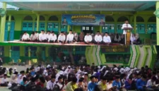 Kolase - Acara Penyerahan Siswa Baru di MTsN 1 Kota Sungai Penuh.