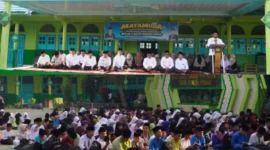 Kolase - Acara Penyerahan Siswa Baru di MTsN 1 Kota Sungai Penuh.