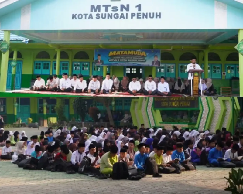 Kolase - Acara Penyerahan Siswa Baru di MTsN 1 Kota Sungai Penuh.