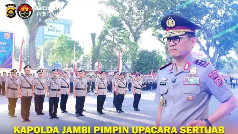 SERTIJAB POLDA JAMBI - Kapolda Jambi Irjen Pol Krisno Halomoan Siregar memimpin upacara sertijab di Mapolda Jambi, Jumat (17/7/2026). 