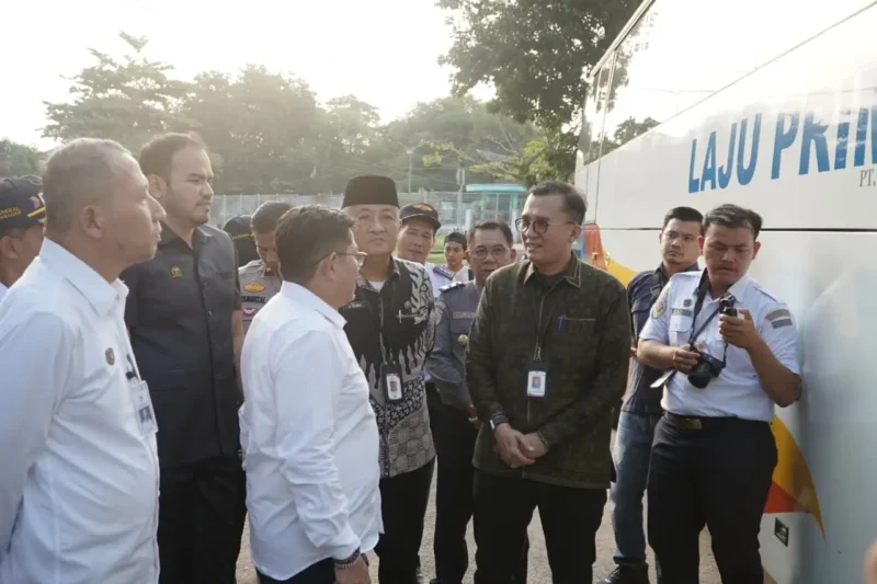 Gubernur Jambi diwakili oleh Kepala Diskominfo, Drs. Ariansyah, M.E. bersama Direktur Prasarana Transportasi Jalan Dirjend Perhubungan Darat Kementerian Perhubungan RI, Toni Tauladan, S.Si., M.T., saat peninjauan lapangan ke Kantor BPTD Kelas II Jambi dan Terminal Tipe A Alam Barajo.