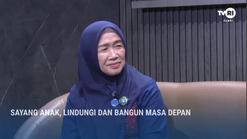 Ketua Tim Penggerak PKK sekaligus Bunda PAUD Provinsi Jambi, Hj. Hesnidar Haris, S.E., saat menjadi narasumber dalam dialog interaktif Kabar Jambi di TVRI Stasiun Jambi.