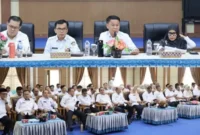 Sekda Kota Sungai Penuh saat Memimpin Sekda Alpian Rapat Evaluasi Kinerja OPD.