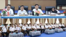 Sekda Kota Sungai Penuh saat Memimpin Sekda Alpian Rapat Evaluasi Kinerja OPD.