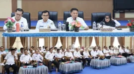 Sekda Kota Sungai Penuh saat Memimpin Sekda Alpian Rapat Evaluasi Kinerja OPD.