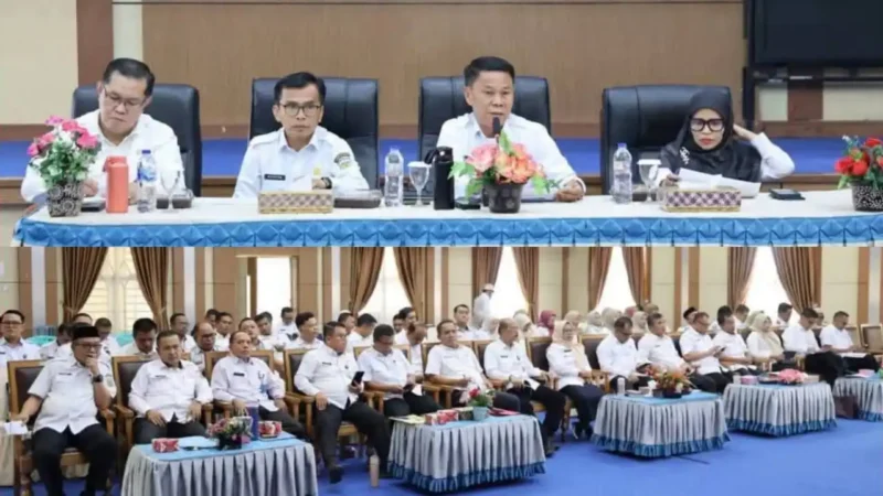 Sekda Kota Sungai Penuh saat Memimpin Sekda Alpian Rapat Evaluasi Kinerja OPD.