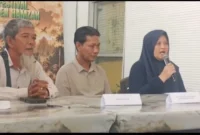 Tumenggung Jelitay, Tumenggung Yusup dan Ketua Yayasan Raden Hamzah, Ratumas Arlena Ayu, saat Konferensi Pers, Kamis (30/7/2026).
