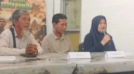 Tumenggung Jelitay, Tumenggung Yusup dan Ketua Yayasan Raden Hamzah, Ratumas Arlena Ayu, saat Konferensi Pers, Kamis (30/7/2026).