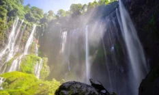 8 Air Terjun Terindah di Indonesia yang Wajib Kamu Jelajahi