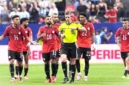 Para pemain Mesir saat melancarkan protes ke wasit di laga kontra Argentina di 16 besar Piala Dunia 2026. (IMAGN IMAGES via Reuters/DALE ZANINE)
