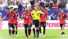Para pemain Mesir saat melancarkan protes ke wasit di laga kontra Argentina di 16 besar Piala Dunia 2026. (IMAGN IMAGES via Reuters/DALE ZANINE)