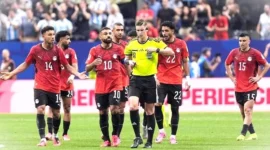 Para pemain Mesir saat melancarkan protes ke wasit di laga kontra Argentina di 16 besar Piala Dunia 2026. (IMAGN IMAGES via Reuters/DALE ZANINE)