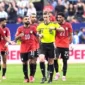 Para pemain Mesir saat melancarkan protes ke wasit di laga kontra Argentina di 16 besar Piala Dunia 2026. (IMAGN IMAGES via Reuters/DALE ZANINE)