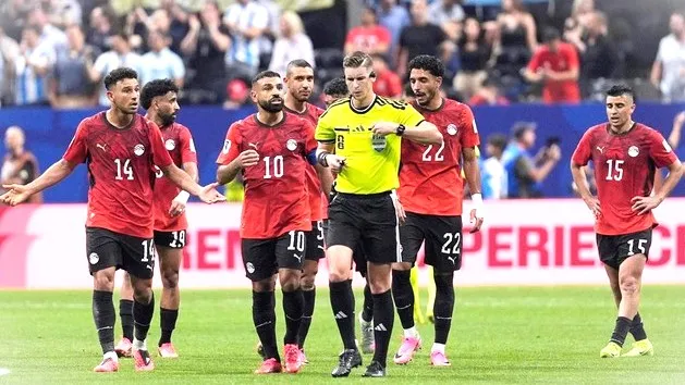Para pemain Mesir saat melancarkan protes ke wasit di laga kontra Argentina di 16 besar Piala Dunia 2026. (IMAGN IMAGES via Reuters/DALE ZANINE)