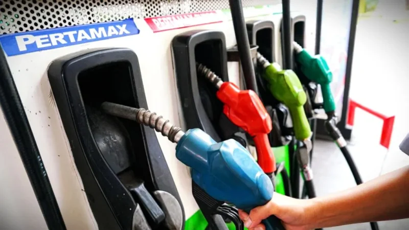 Pengisian BBM di SPBU Pertamina.