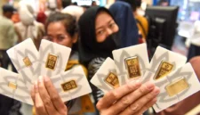 Ilustrasi - Pengunjung menunjukkan logam mulia Antam yang dibeli di Jakarta. ANTARA Foto