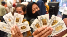 Ilustrasi - Pengunjung menunjukkan logam mulia Antam yang dibeli di Jakarta. ANTARA Foto