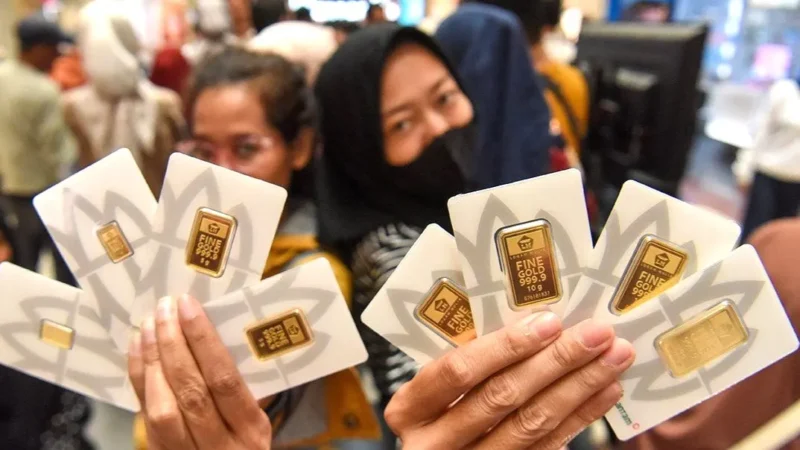 Ilustrasi - Pengunjung menunjukkan logam mulia Antam yang dibeli di Jakarta. ANTARA Foto