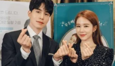 Dua bintang drama Touch Your Heart, Lee Dong Wook (kiri) dan Yoo In Na. (Soompi)