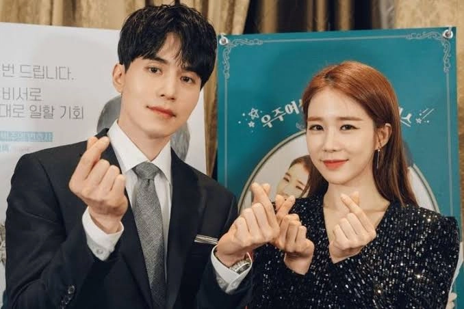 Dua bintang drama Touch Your Heart, Lee Dong Wook (kiri) dan Yoo In Na. (Soompi)