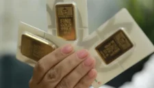 Foto: Karyawati menunjukkan emas PT Aneka Tambang Tbk. (Antam) di salah satu gallery penjualan emas di Jakarta, Selasa (16/7/2024). (CNBC Indonesia)