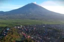 Gunung Kerinci dan kawasan perkampungan padat penduduk di Kayu Aro, Kerinci, Jambi, Sabtu (4/5/2019).( ANTARA FOTO)