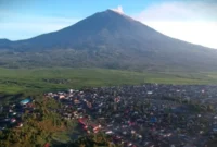 Gunung Kerinci dan kawasan perkampungan padat penduduk di Kayu Aro, Kerinci, Jambi, Sabtu (4/5/2019).( ANTARA FOTO)
