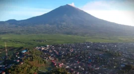 Gunung Kerinci dan kawasan perkampungan padat penduduk di Kayu Aro, Kerinci, Jambi, Sabtu (4/5/2019).( ANTARA FOTO)