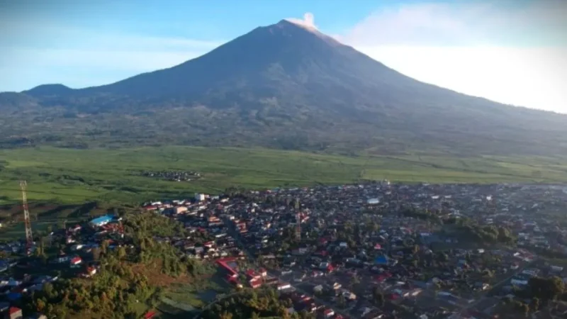 Gunung Kerinci dan kawasan perkampungan padat penduduk di Kayu Aro, Kerinci, Jambi, Sabtu (4/5/2019).( ANTARA FOTO)