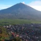 Gunung Kerinci dan kawasan perkampungan padat penduduk di Kayu Aro, Kerinci, Jambi, Sabtu (4/5/2019).( ANTARA FOTO)