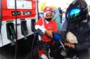Petugas melayani pengisian bahan bakar minyak nonsubsidi Petamax kepada pengendara sepeda motor di SPBU.