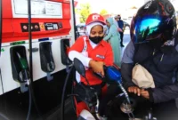 Petugas melayani pengisian bahan bakar minyak nonsubsidi Petamax kepada pengendara sepeda motor di SPBU.